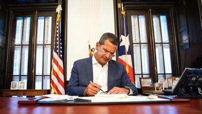 El gobernador Pedro Pierluisi firma una medida de moratoria a la crudita