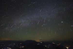 Imagen del artículo de El Vocero: VIDEO: Lluvia de meteoros ilumina el cielo y el espectáculo astronómico continúa esta noche