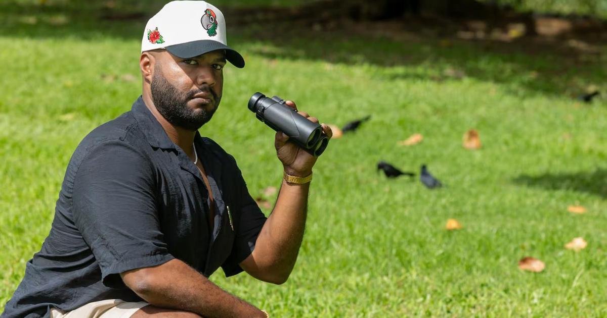 Entre la comedia y el "pajareo": la misión de Scottie Durán con las aves