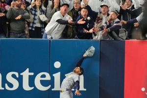 Imagen del artículo de El Vocero: La polémica que selló la eliminación de los Yankees: fanático interfiere con batazo de Volpe