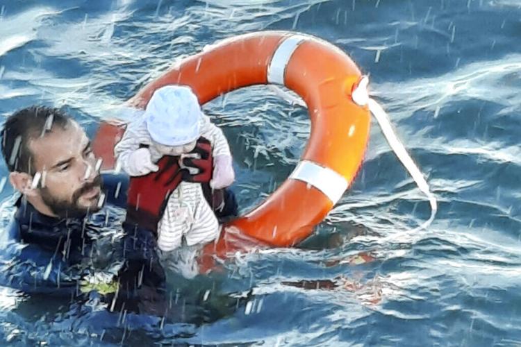 Salvan a bebé migrante de morir ahogada en España 60a57d080c92a.image