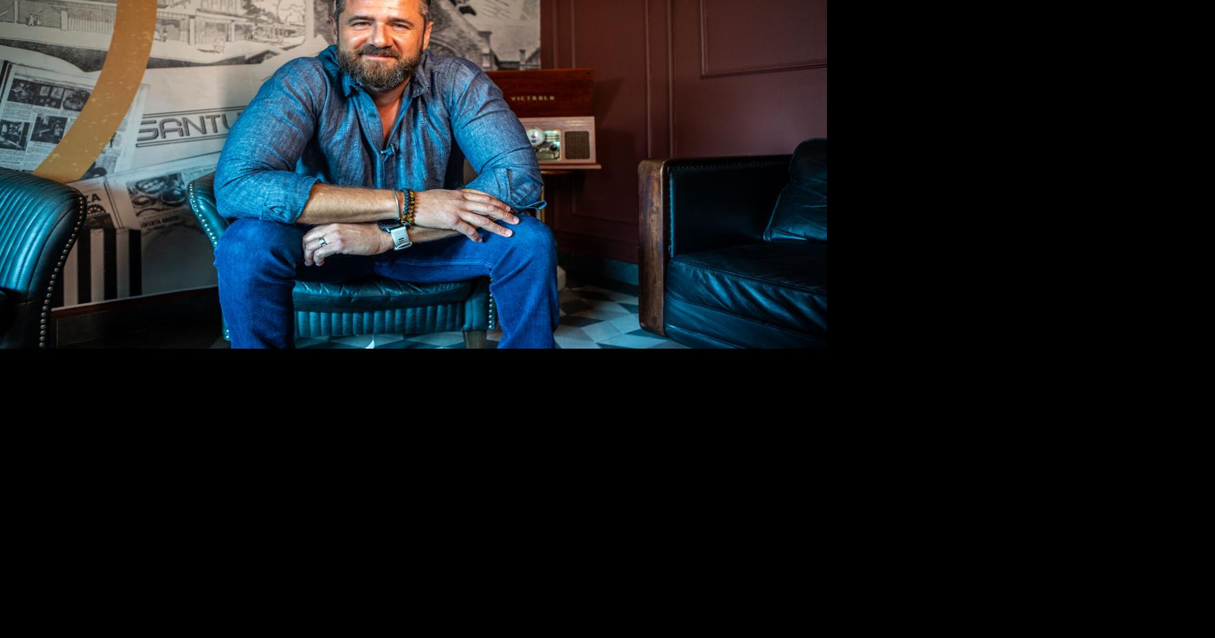 | El cantautor busca conectar a padres con su lado sensible a través de esta melodía