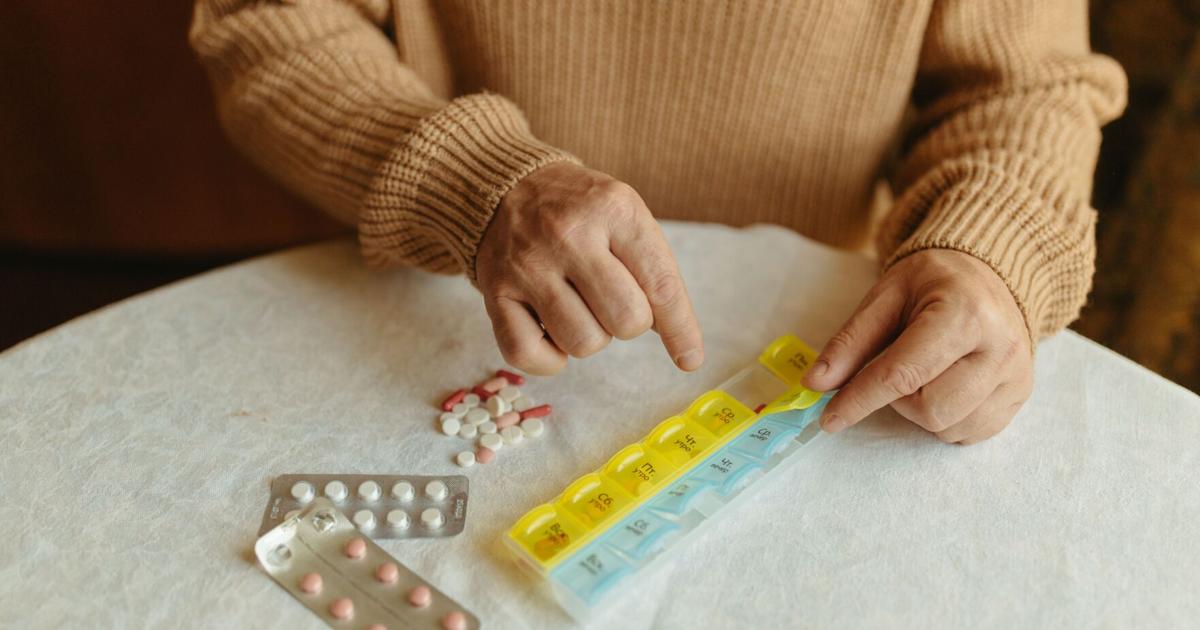 Expertos advierten sobre riesgos de benzodiazepinas y opioides en adultos mayores