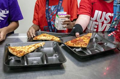 Nuevas normas limitarían azúcar en comidas escolares de EEUU