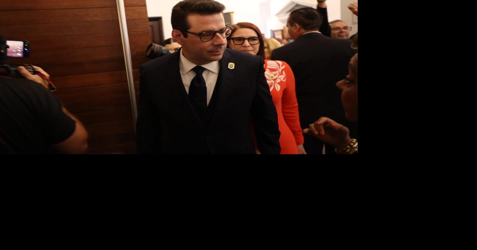 Domenech somete documentación al Senado a minutos de expirar el plazo