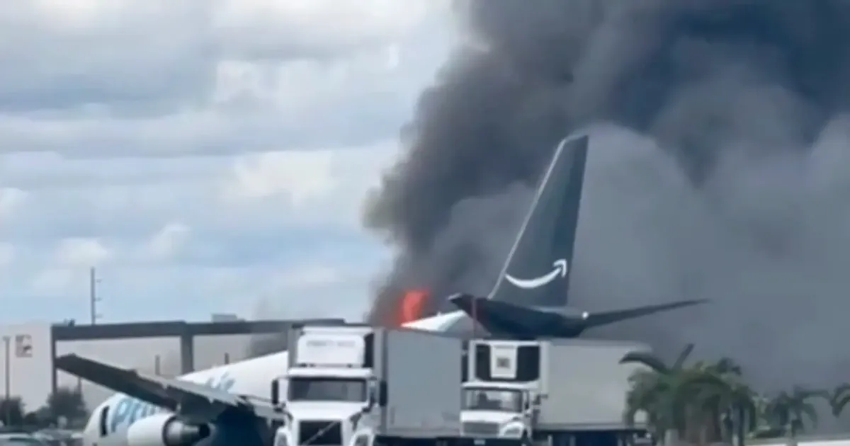 Avión de carga de Amazon procedente de San Juan se sale de pista en Miami e incendia