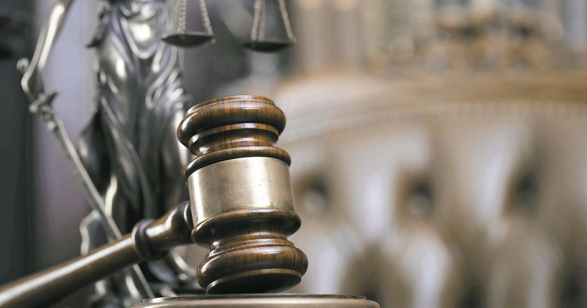 Causa para arresto contra maestro que se alega tuvo relaciones sexuales con estudiantes