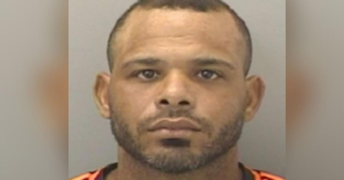 Arrestan a hombre acusado de treparse al techo de casa de su expareja y amenazarla en San Juan
