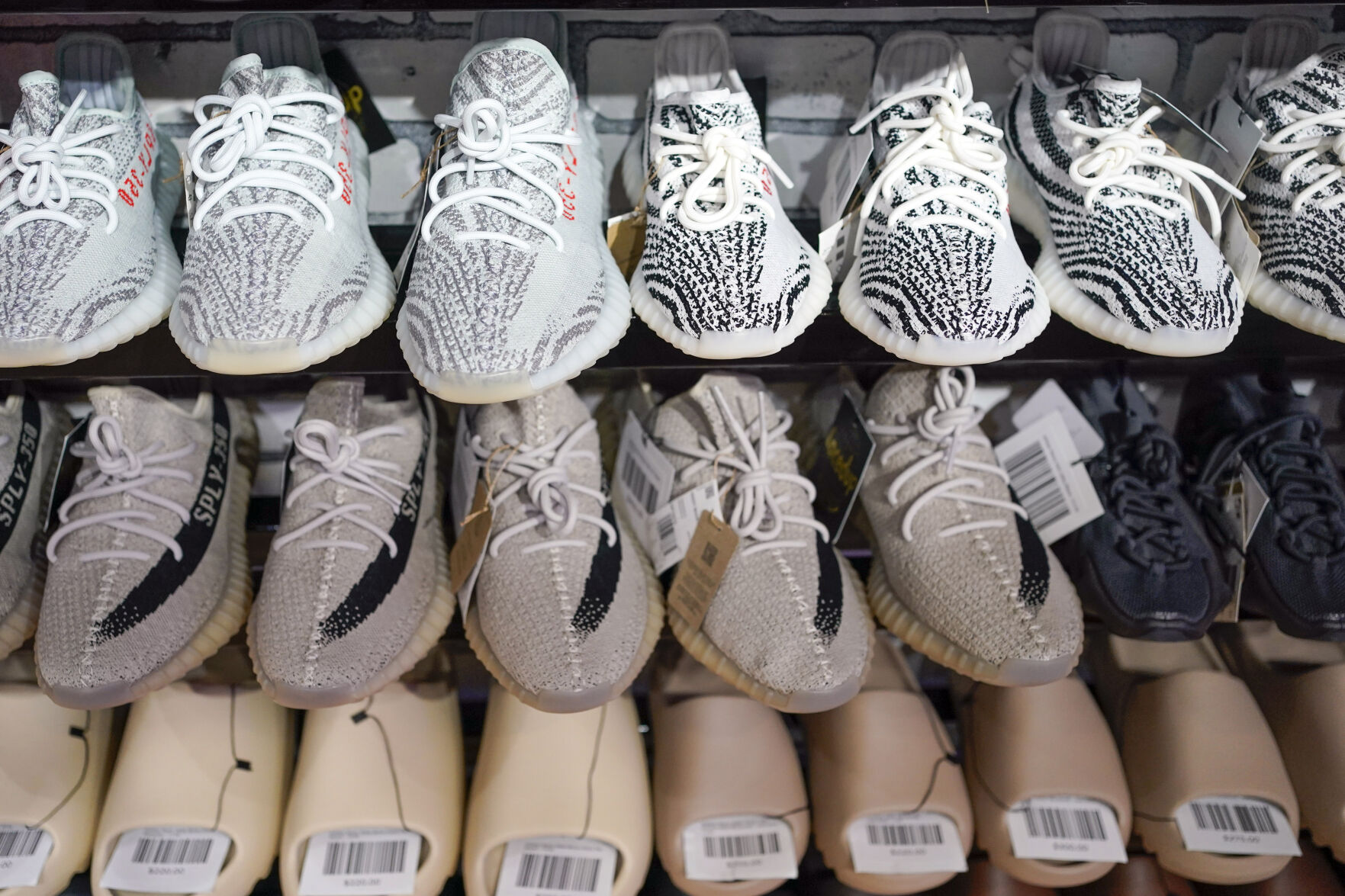 Ya estan a la venta lo que queda de tenis Yeezy en Adidas Finanzas elvocero