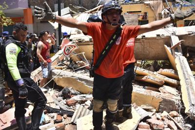El papa reza por víctimas del sismo en Ecuador y Perú