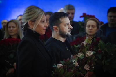 Líder ucraniano honra a muertos en accidente de helicóptero
