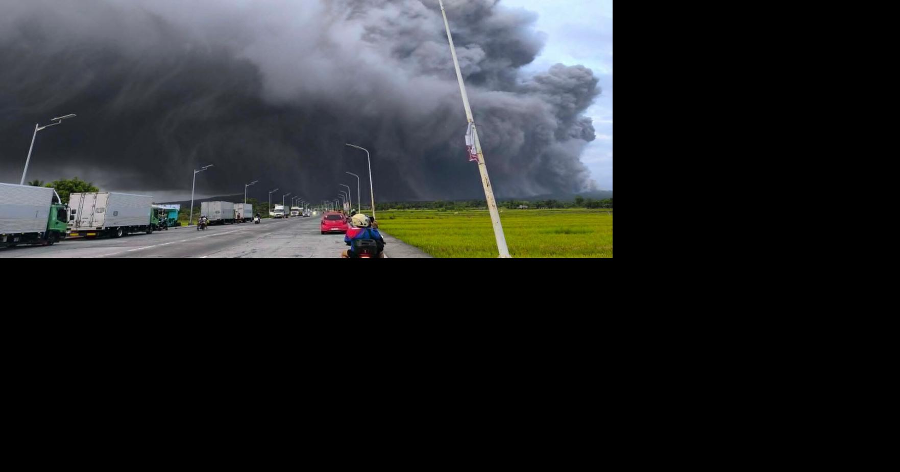 Tras el colapso de depósitos de lava en las laderas del volcán.
