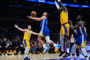 Los Warriors vencen a los Lakers 119-109 a pesar de los 43 puntos de Doncic