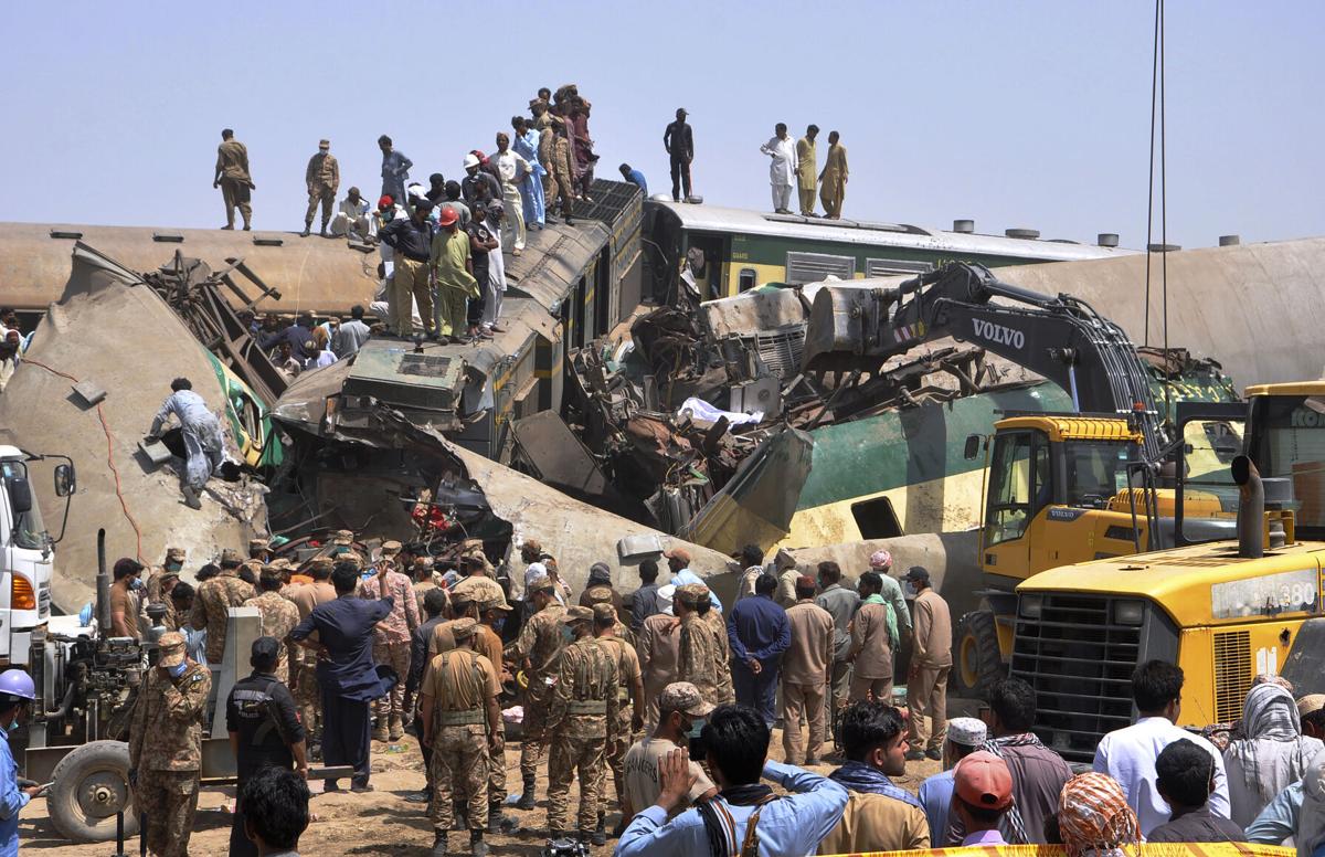 Mueren al menos 51 personas en choque de trenes en Pakistán 60be94a99d30b.image