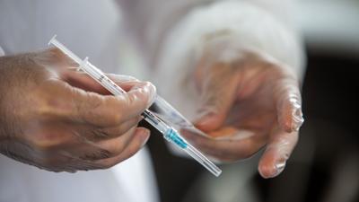 Este país obligará a los adultos a vacunarse contra el covid-19