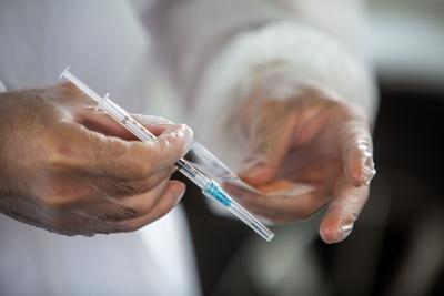 Este país obligará a los adultos a vacunarse contra el covid-19