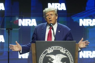 Trump se autodenomina "mejor amigo" de propietarios de armas