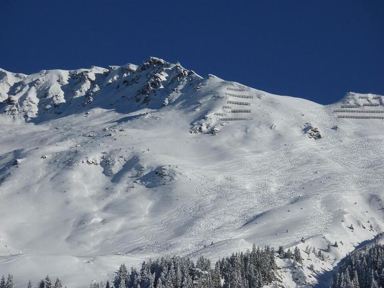 Una avalancha deja tres esquiadores muertos en Austria 61ac94c5b3145.image