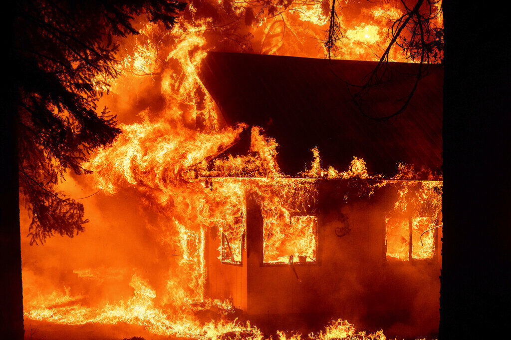 Los vientos avivan el mayor incendio de California mientras las llamas obligan a evacuar a miles - Vimarsana News