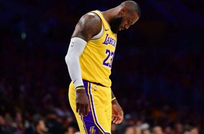 Denver elimina a Lakers y aficionada le grita "llorón" a LeBron James