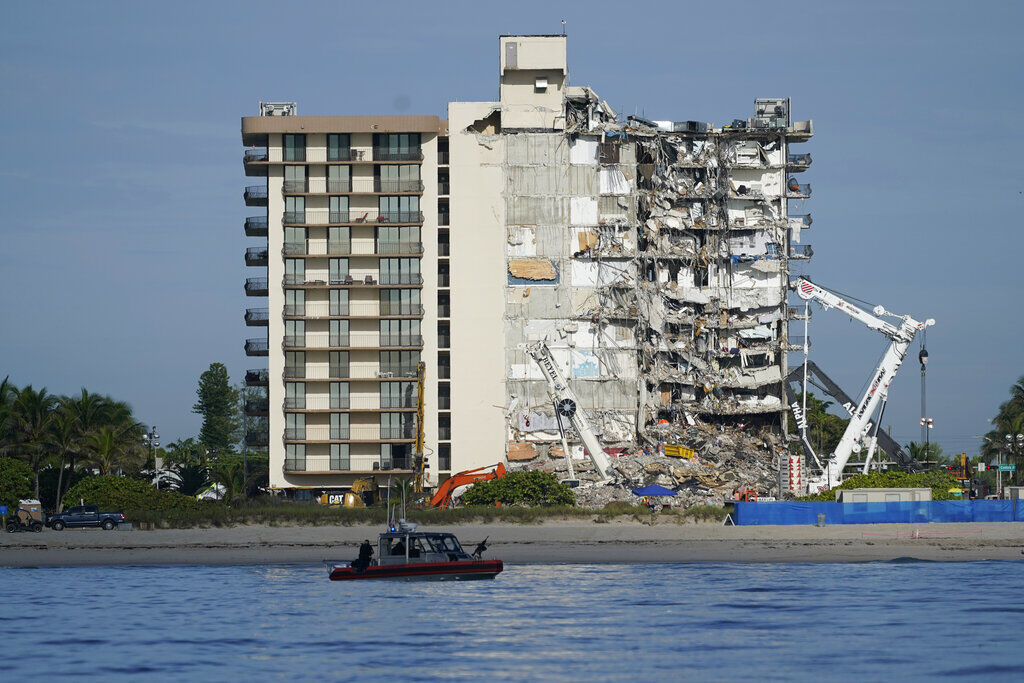 Analizan la posibilidad de demoler lo que queda del edificio colapsado de Miami - Vimarsana News
