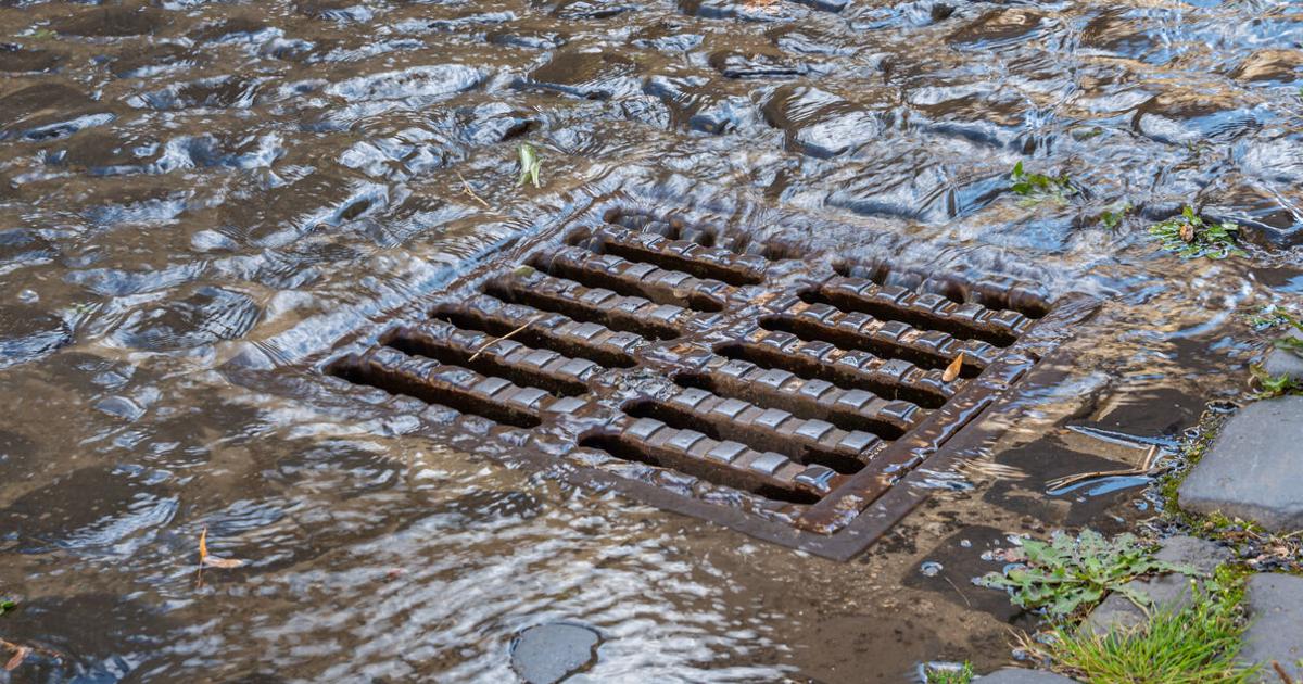 Hallan cadáver en estado de descomposición dentro de alcantarilla en San Juan