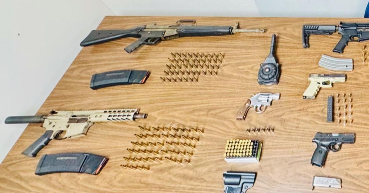 Ocupan ocho armas tras arresto de hombre en residencial de Cupey