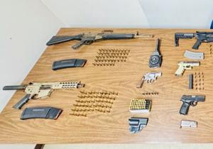Imagen del artículo de El Vocero: Ocupan ocho armas tras arresto de "Paleta" en residencial en Cupey