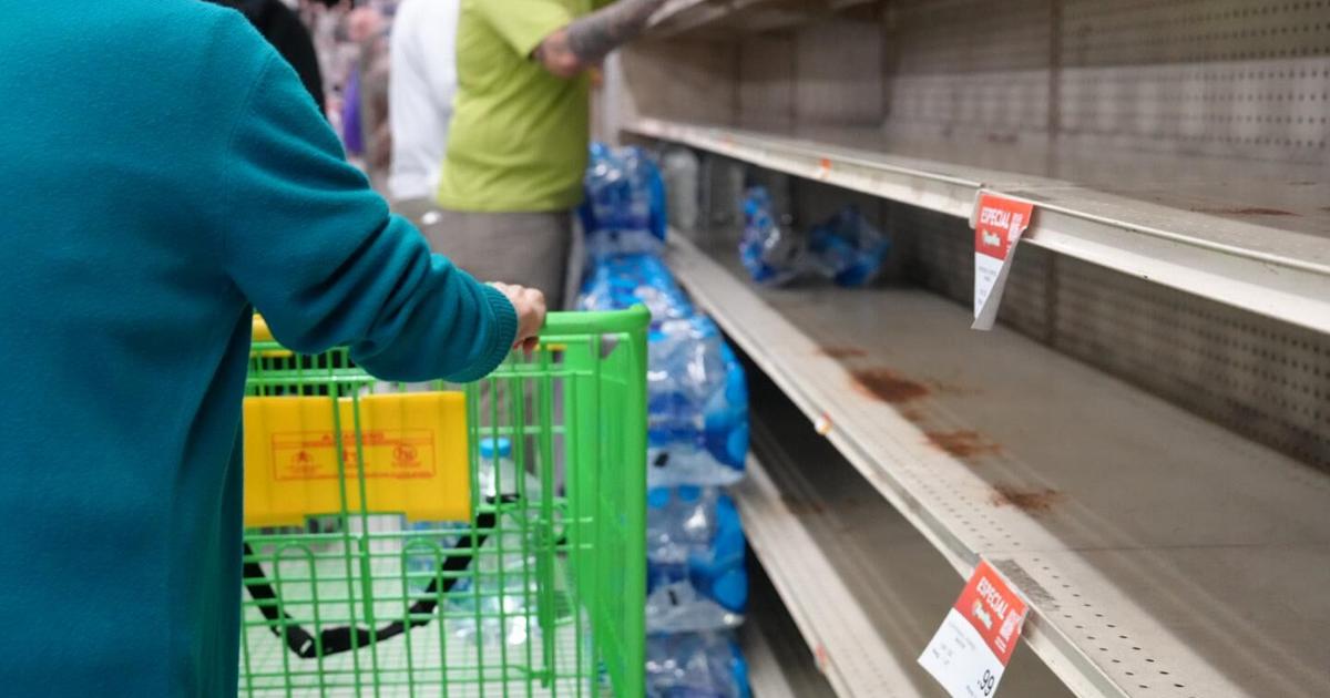 DACO congela precios del agua embotellada por avería en tubería de Bayamón
