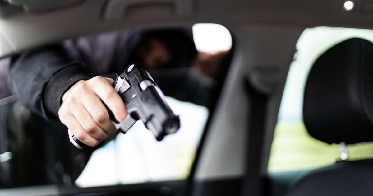 Secuestran, obligan a retirar dinero y apuñalan a hombre en panadería de Ponce