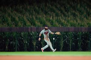 Imagen del artículo de El Vocero: El juego de MLB en el sitio de 'Field of Dreams' promedia 1.66 millones de espectadores en Netflix