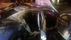 Imagen del artículo de El Vocero: Se incendia patrulla de la Policía mientras agentes daban boleto a conductor
