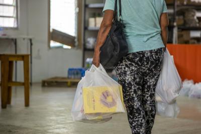 Distribuyen más de medio millón de libras de alimentos luego del huracán