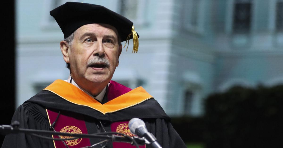 Kike Cruz recibe doctorado en comunicación de la USC