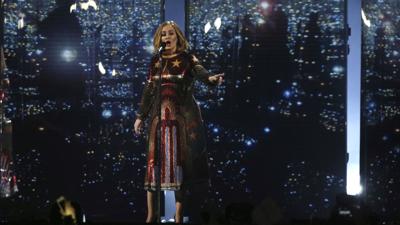 Destrozada Adele con la posposición de su residencia en Las Vegas