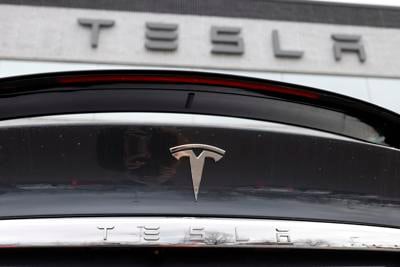 Tesla llama a revisión a más de 2,000,000 de vehículos