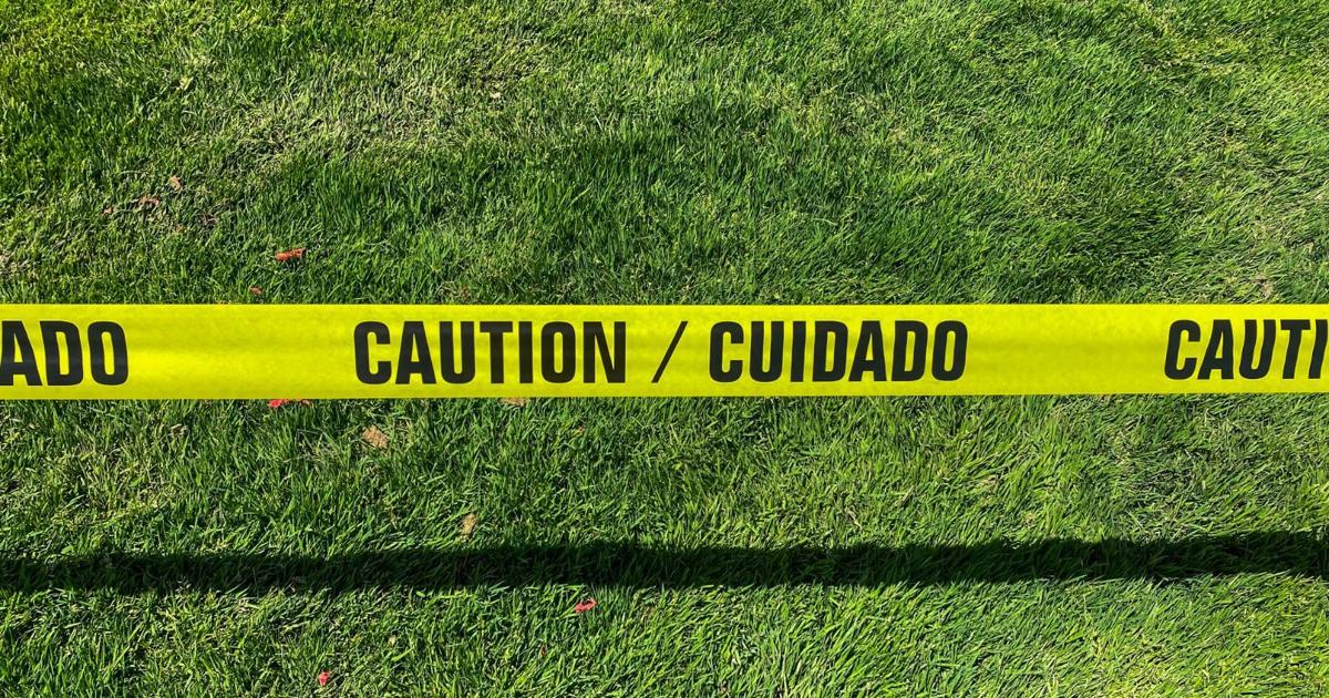 Encuentran el cuerpo baleado de un hombre a orillas de carretera en Lajas