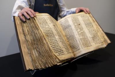 Venden antigua Biblia hebrea por $38 millones en Nueva York