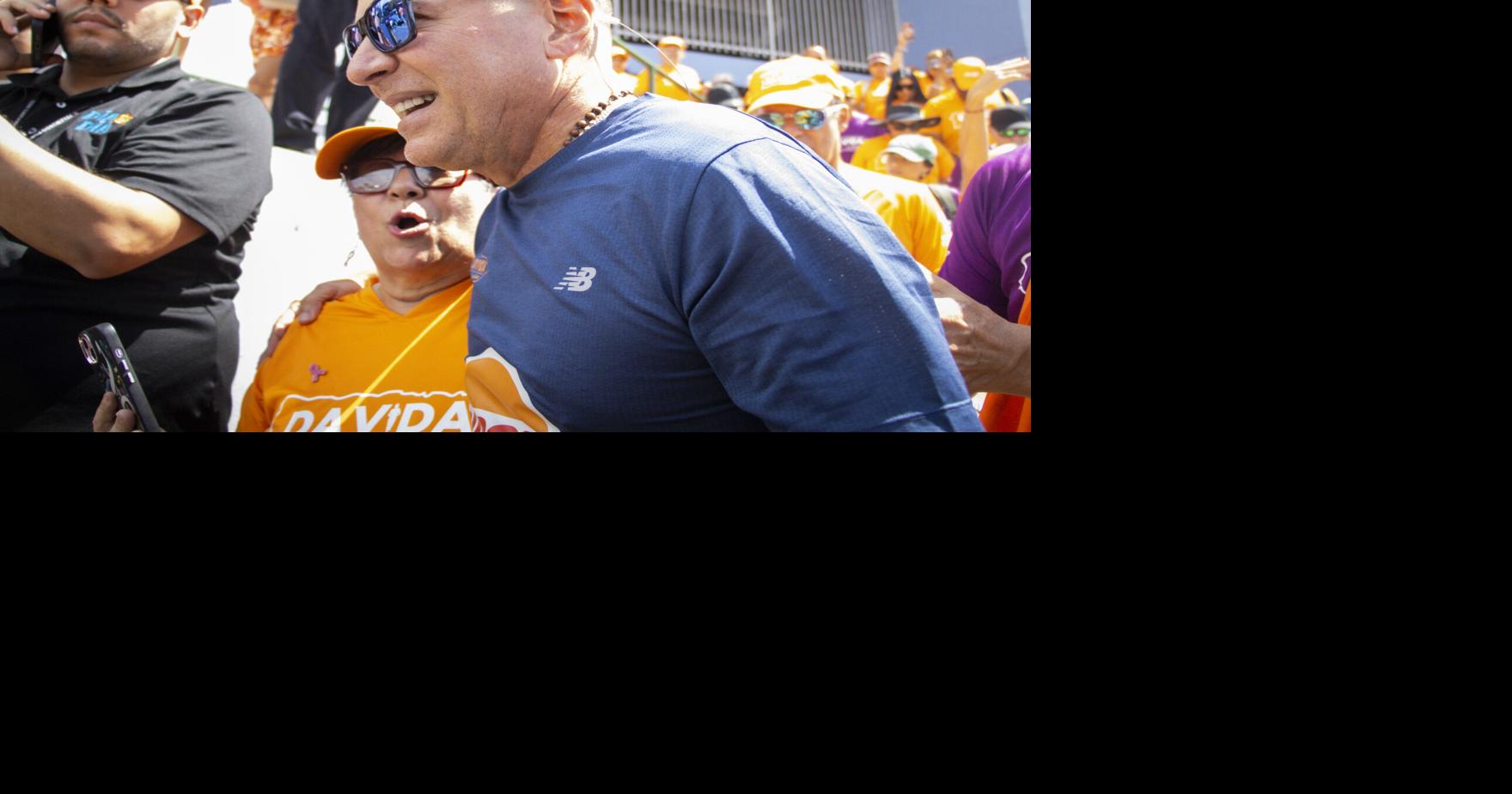 | El comediante pidió ayer oraciones por su padre, quien se encuentra en su propia batalla contra la enfermedad.