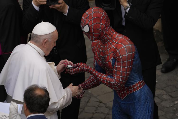 El Hombre Araña saluda al papa Francisco 60d37fbc178be.image