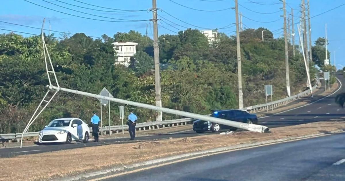 Conductor herido tras derribar un poste en la PR-54 en Guayama