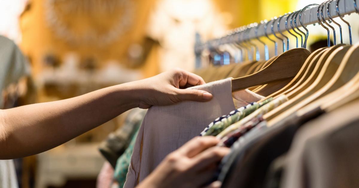 Desmedido gasto en ropa en medio de inflación y alertas ambientales
