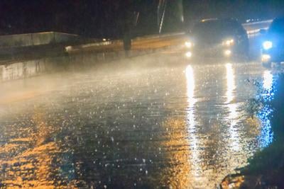 Carretera de noche con lluvia