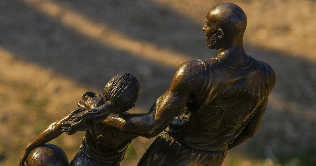 Homenajean a Kobe Bryant con una estatua en el lugar del accidente