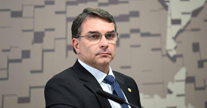 El senador brasileño enfrenta cuestionamientos tras recibir fondos vinculados a un banquero acusado de fraude