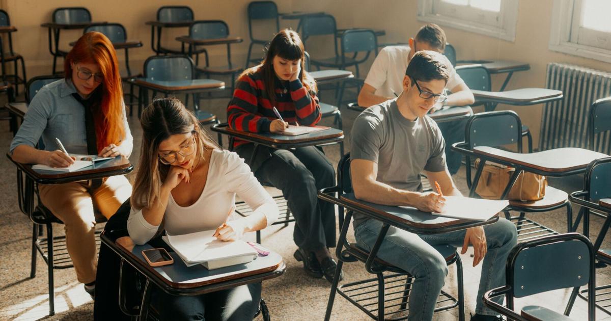 Matrícula universitaria en Puerto Rico cae por descenso poblacional y emigración juvenil