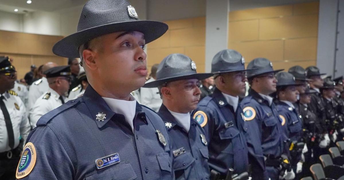 Cataño gradúa 17 nuevos policías municipales tras primera academia en 20 años