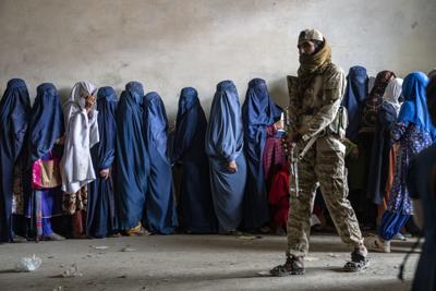 Restringen acceso de afganas al trabajo o viajes si no están casadas