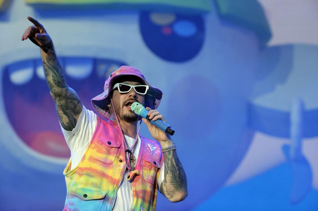 J Balvin Busca Reinventarse Con Colores Escenario Elvocero Com
