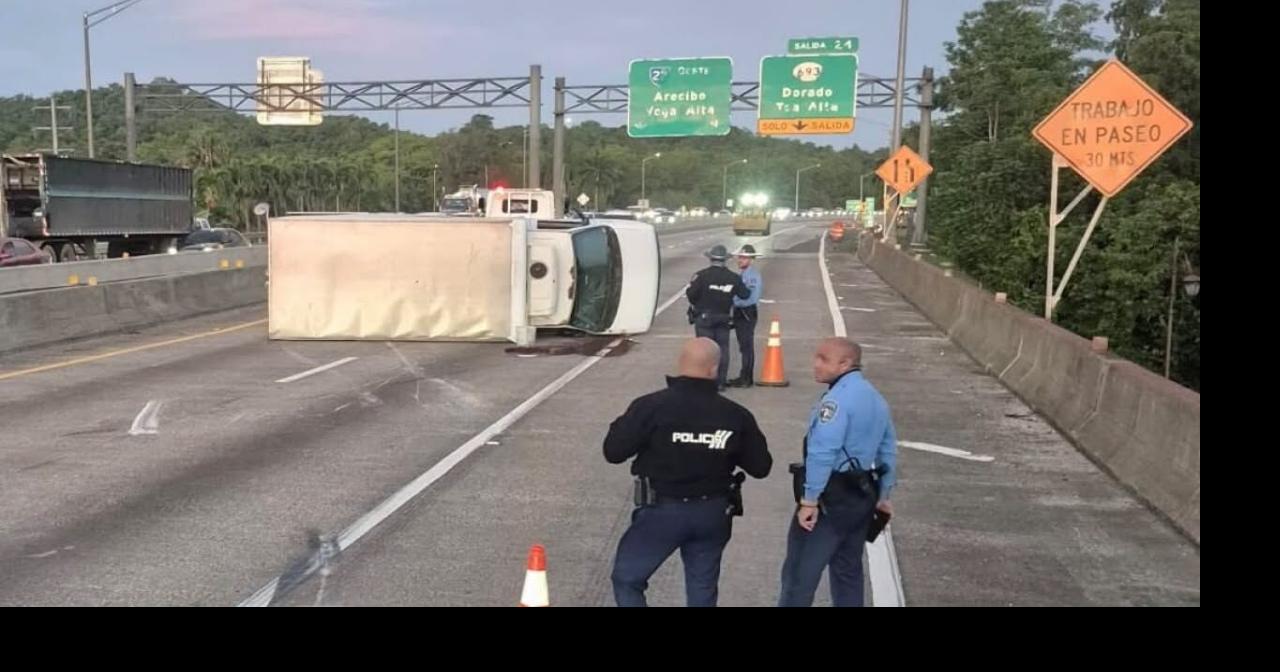 Reportan camión volcado en el expreso PR-22 en dirección de Dorado hacia Arecibo